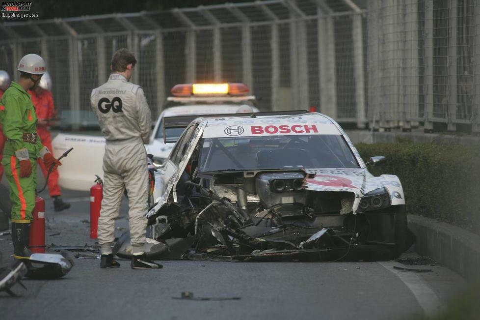 Hockenheim 2010: Maro Engel (Mercedes) begutachtet nach seinem Abflug im Freien Training, was von seiner C-Klasse übrig ist. Die Vorderseite des Autos ist völlig im Eimer.