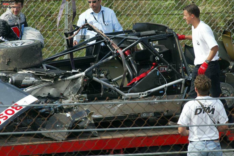 Zandvoort 2004: Peter Dumbreck (Opel) kommt eingangs der Zielgeraden von der Fahrbahn ab und verunfallt schwer. Nach zahlreichen Überschlägen bleibt das völlig zerfetzte Auto liegen. Dumbreck verletzt sich nicht, fährt aber nach 2004 keine weitere DTM-Saison.