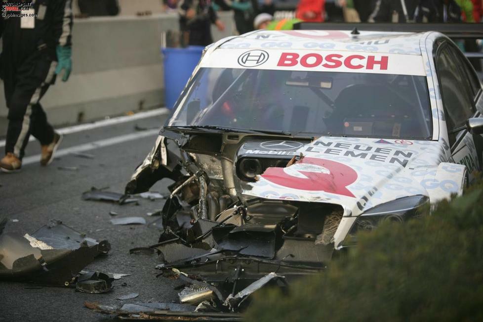 In diesem Foto ist die Beschädigung des Fahrzeugs deutlich zu sehen.