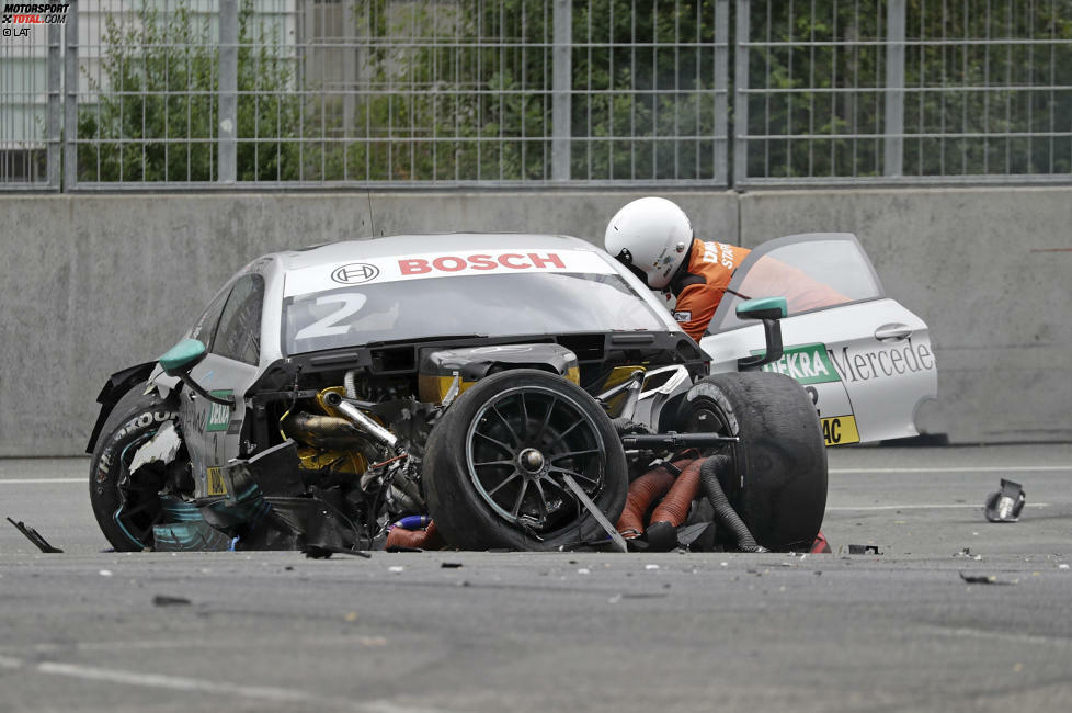 Paffetts Mercedes ist nach der Kollision mit Rockenfellers Audi stark beschädigt.