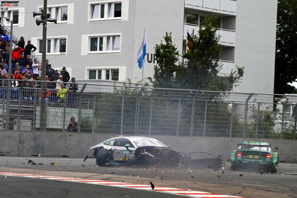 Norisring 2017: Gary Paffett (Mercedes) schlägt heftig in die Leitplanken ein und kollidiert schwer mit Mike Rockenfeller (Audi).