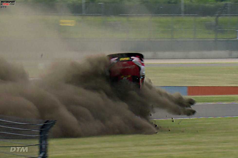 Lausitzring 2018: Nach einer leichten Berührung mit Loic Duval hebelt es Rene Rasts Audi über die Randsteine dermaßen aus, dass er sich einmal längs und einmal quer über die Achse überschlägt.