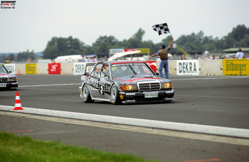 1990 debütiert die Evo-Version des Mercedes 190E 2.5-16 mit ihrem charakteristischen hohen Heckflügel. Allerdings dominiert in diesem und dem folgenden Jahr Audi, und so dauert es bis 1992, ehe Klaus Ludwig den ersten DTM-Titel für die Marke mit dem Stern gewinnt.