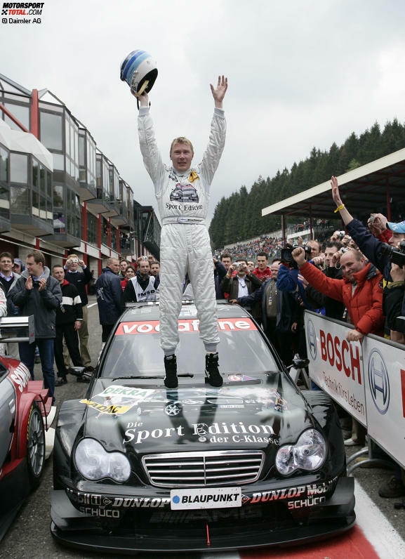 Neben jungen Nachwuchsfahrern und DTM-Routiniers fahren auch ehemalige Formel-1-Piloten wie Jean Alesi, David Coulthard oder Ralf Schumacher für Mercedes in der DTM. Publikums-Liebling war aber Mika Häkkinen, hier nach seinem Sieg in Spa-Francorchamps 2005.