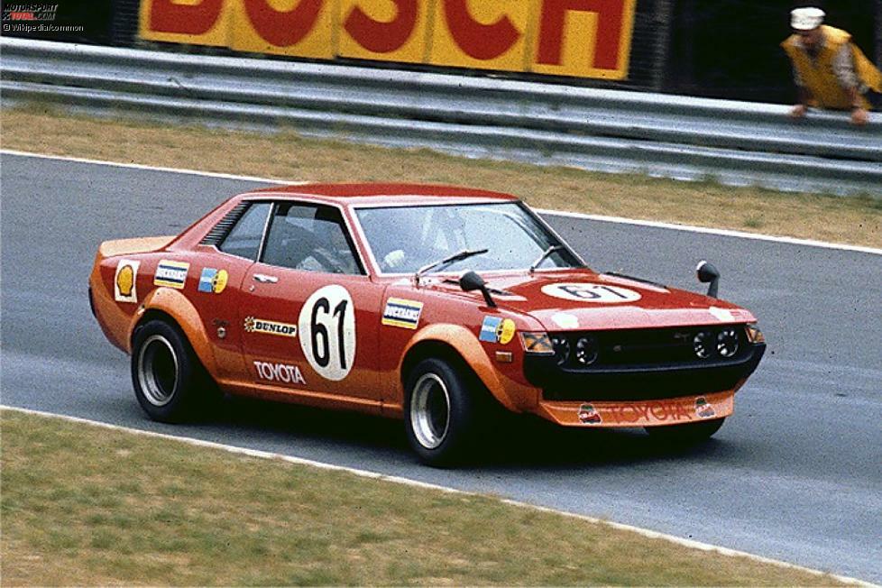 Freddy Kottulinsky ist 53 Jahre und 316 Tage alt, als er 1986 in Mainz sein erstes DTM-Rennen bestreitet. Damit belegt er mit Abstand der ersten Platz unseres Rankings.