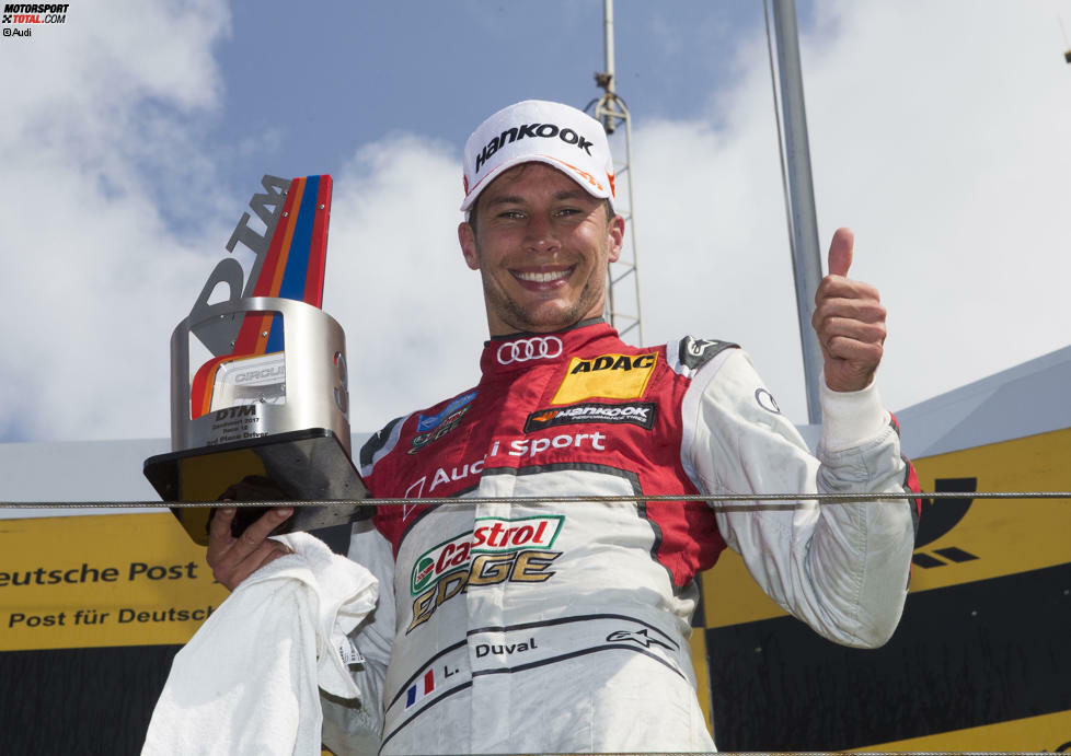 Jubel bei Audi-DTM-Neuzugang Loic Duval nach seinem ersten Podestplatz in Zandvoort. Aus Platz drei wird nach der Disqualifikation von Sieger Marco Wittmann sogar ein Doppelsieg für das Team Phoenix.