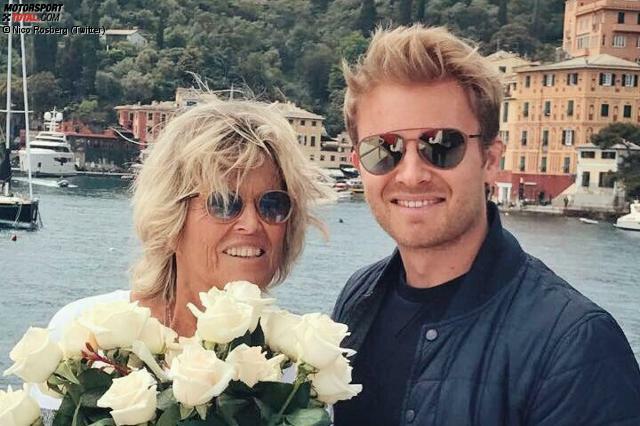 Muttertag in der Formel 1! Und endlich hat "Frührentner" Nico Rosberg einmal Zeit, seiner Mama Sina persönlich Blumen zu schenken. Übrigens soll Nico selbst zum zweiten Mal Papa werden, berichtet die 'Bild'-Zeitung. Er und Vivian wurden kürzlich vor dem Princess-Grace-Hospital in Monaco gesichtet.