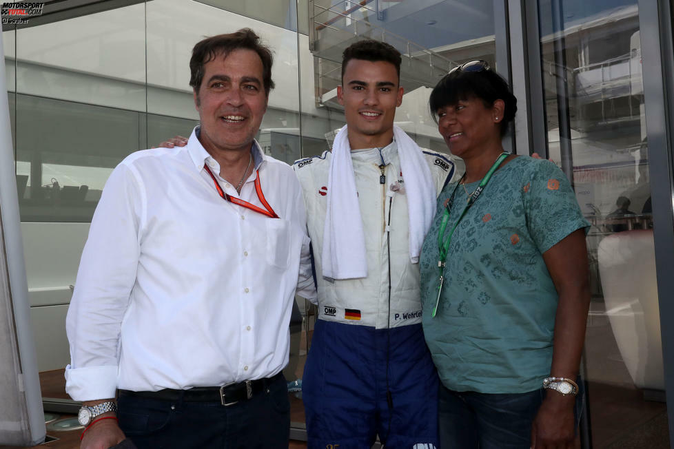 ... Pascal Wehrlein fährt nämlich als Achter erstmals in dieser Saison in die Punkte. Zu den ersten Gratulanten gehören sein deutscher Vater und seine Mutter, die aus Mauritius stammt. Ein schöneres Geschenk zum Muttertag hätte Wehrlein wohl kaum machen können.