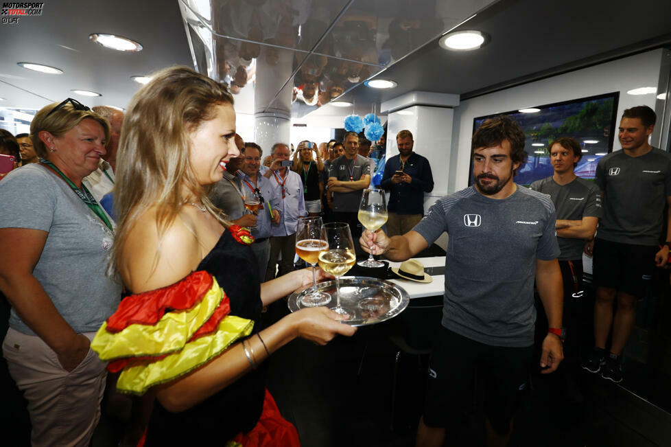 Am Samstag wird Alonso 36 Jahre alt, und McLaren schmeißt für ihn im Brand-Center an der Strecke eine farbenfrohe Überraschungsparty. Was mit 36 anders ist als vor zehn Jahren? Es zwickt hie und da ein bisschen mehr, und du musst härter trainieren als früher, lächelt der Spanier - und genehmigt sich ein Glas Weißwein.