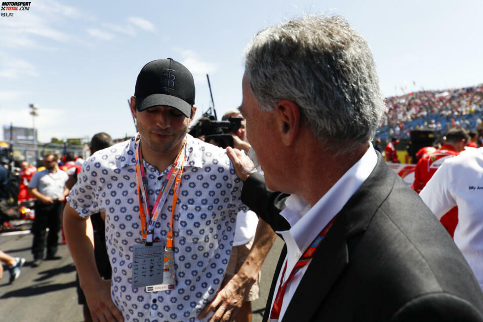 Kutcher verbindet seinen Besuch am Hungaroring mit einem Budapest-Urlaub, und lässt sich von Formel-1-Boss Chase Carey himself auf den Grid führen.