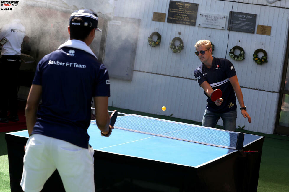 ... oder mit einem Tischtennis-Tisch, an dem sich die Sauber-Teamkollegen Pascal Wehrlein und Marcus Ericsson matchen. Im Paddock am Hungaroring wegen der extremen Hitze schon traditionell: Ventilatoren, die gekühltes Wasser durch die Luft sprühen.