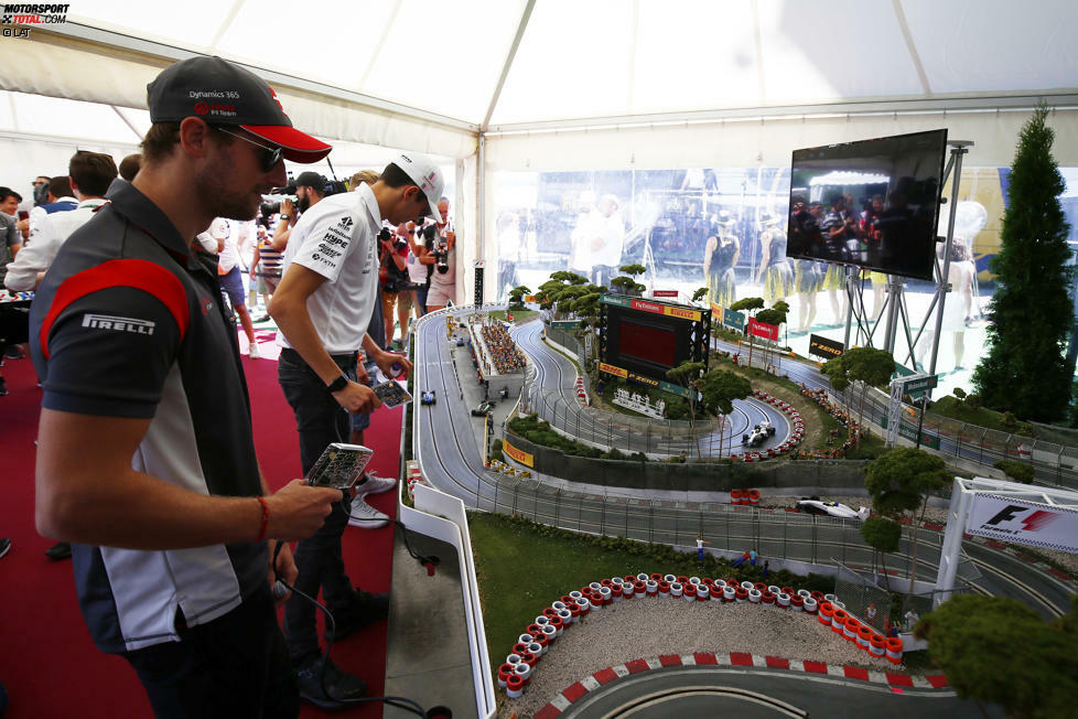 Muss in jede gute Formel-1-Fanzone: eine Carrerabahn. Romain Grosjean crasht, Esteban Ocon fährt auf und davon. Auf der echten Rennstrecke an diesem Wochenende nicht anders.