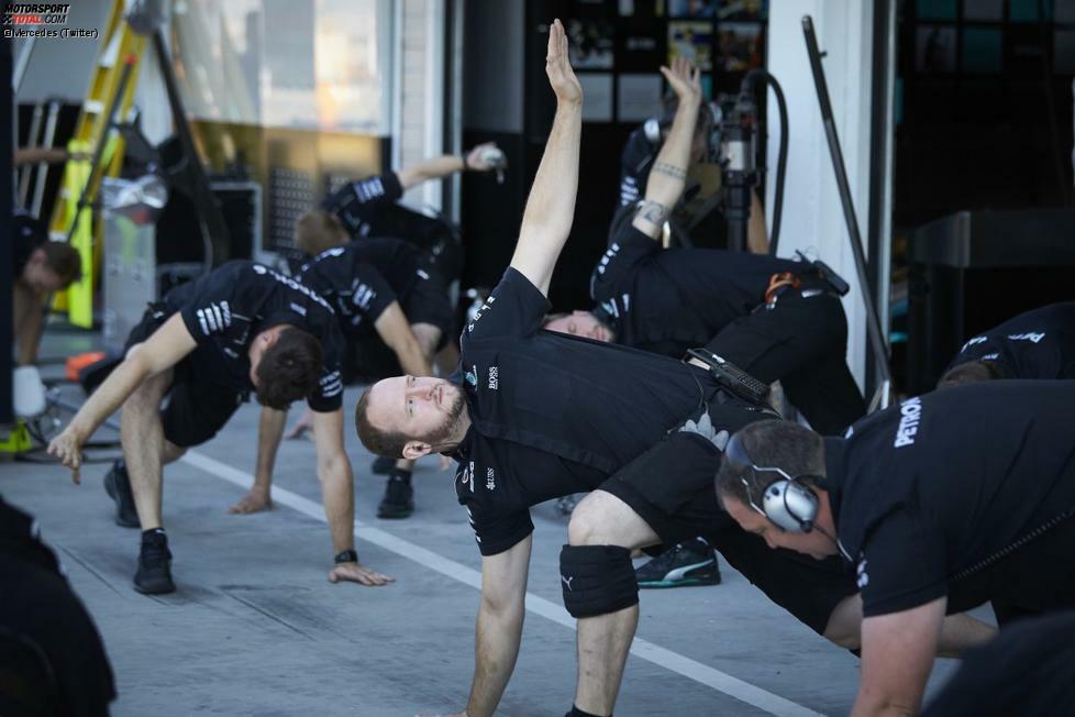 Fast alle Teams nötigen ihre Mechaniker inzwischen allmorgendlich zu Aerobic-Übungen. Mit frischem Körper und Geist arbeitet es sich besser. In einem Umfeld, in dem es auf kleinste Details ankommt, nicht mehr wegzudenken.