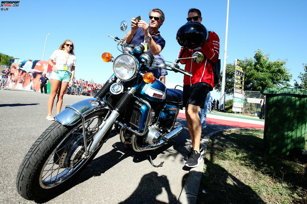 ... genau wie Sebastian Vettel, der mit seiner stilvollen Classic-Suzuki aus den 1970er-Jahren an den Hungaroring fährt. Klassische Motorräder sind zur großen Leidenschaft des Ferrari-Stars geworden.