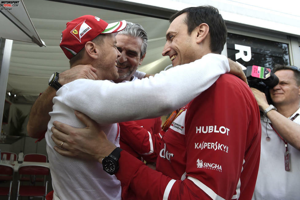 Aber am Ende gewinnt nicht sein Ex-Team Mercedes, sondern Sebastian Vettel auf Ferrari. Nach dem ersten Sieg seit Singapur 2015 fließen bei einigen Ferraristi Tränen. Und 