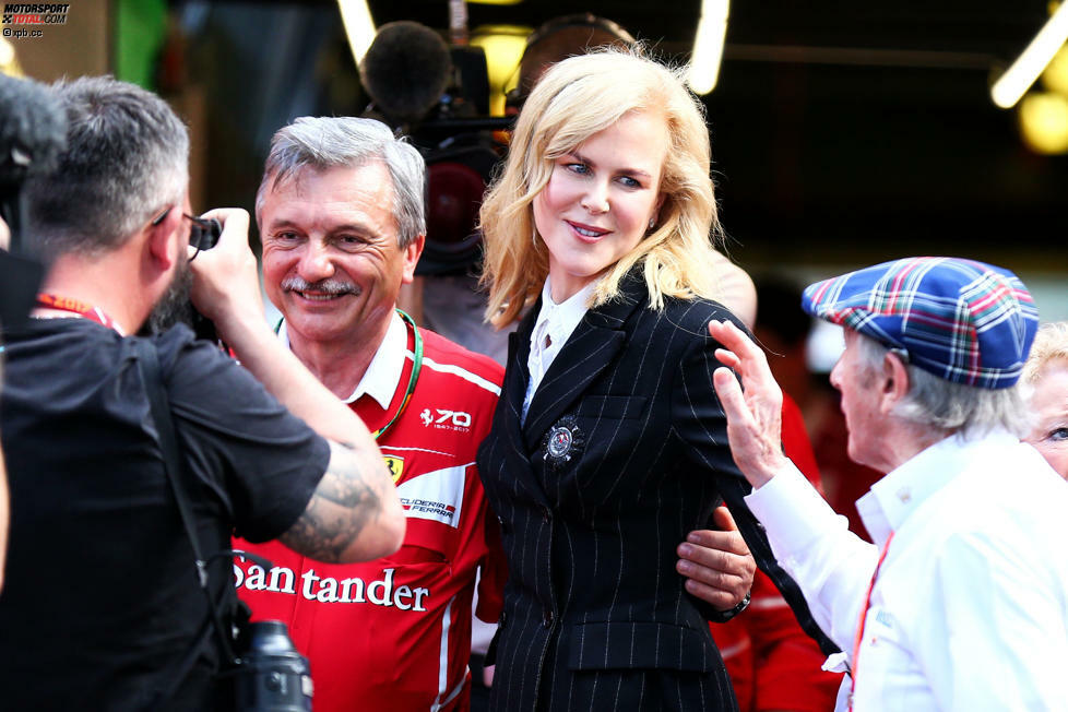 Der Promi-Auflauf in Melbourne hält sich in Grenzen. Albert-Park-Stammgast Mick Doohan, eine Legende auf zwei Rädern, ist natürlich da. Aber alle Augen zieht Hollywood-Superstar Nicole Kidman auf sich. Die kommt zum Smalltalk mit Vettel und Räikkönen in die Ferrari-Box - und trifft Formel-1-Legende Jackie Stewart.
