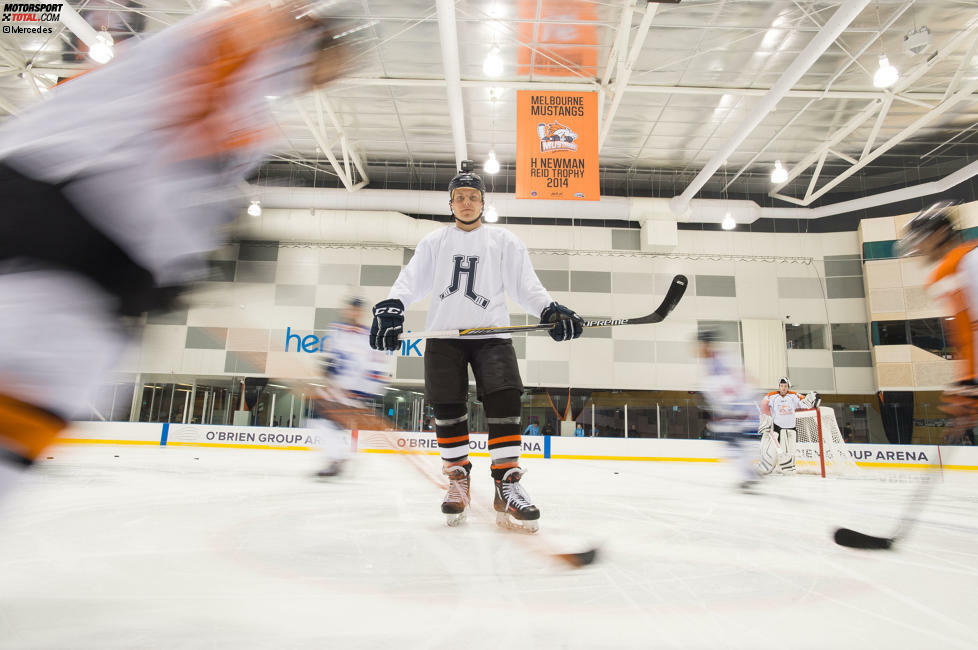 Melbourne: Da denkt man an Strand, Sommer, Sonnenschein - aber ganz bestimmt nicht an Eishockey! Valtteri Bottas schon: Der Mercedes-Neuzugang aus dem hohen Norden frönt einer seiner Leidenschaften und trainiert vor dem Rennwochenende mit den Melbourne Mustangs.