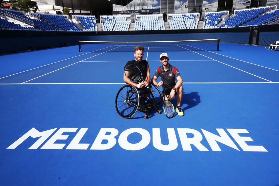 Für Romain Grosjean geht's indes auf den Tenniscourt der Australian Open. Der Haas-Pilot spielt ein Match gegen Dylan Alcott, einer lokalen Größe im Rollstuhl-Tennis - und hat große Mühe, jede der krachenden Vorhände seines Gegners zu erlaufen.