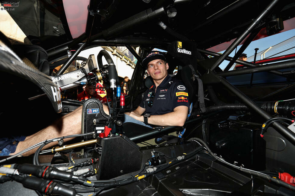 Vorplanen für eine Karriere nach der Formel 1? Max Verstappen lässt sich schon mal in ein V8-Supercar schnallen, so etwas wie die australische DTM. Die fährt im Rahmenprogramm der Formel 1 - und ist 