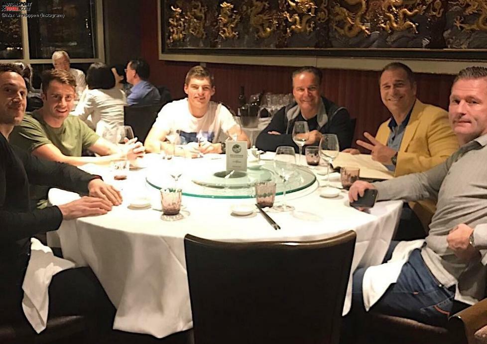 Aber am Melbourne-Wochenende bleibt auch mal Zeit für ein entspanntes Abendessen mit ein paar Freunden und Bekannten. Mit am Verstappen-Tisch: RTL-Reporter Kai Ebel.
