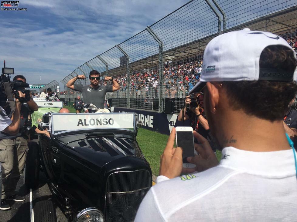 Fernando Alonso macht den starken Mann - und Lewis Hamilton knipst das entsprechende Foto: Die einstigen McLaren-Erzrivalen verstehen sich schon seit Jahren prächtig. 