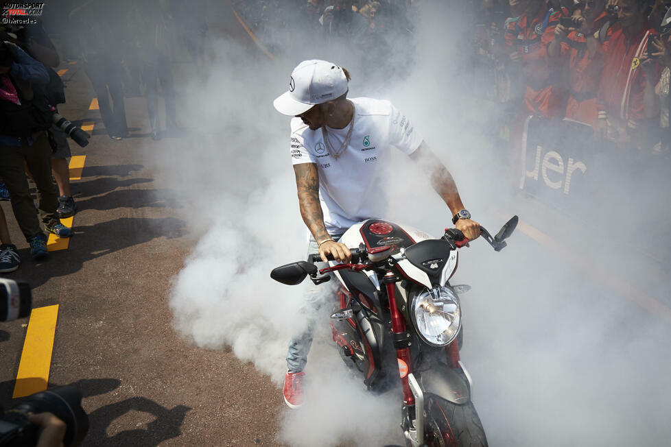 Monaco bedeutet für viele Formel-1-Fahrer auch, zu Hause schlafen zu können. Und weil mit dem Auto durch Monaco fahren angesichts des Verkehrs keine wahnsinnig reizvolle Option ist, kommt etwa Lewis Hamilton mit einer MV Agusta, die speziell nach seinen Wünschen angefertigt wurde.