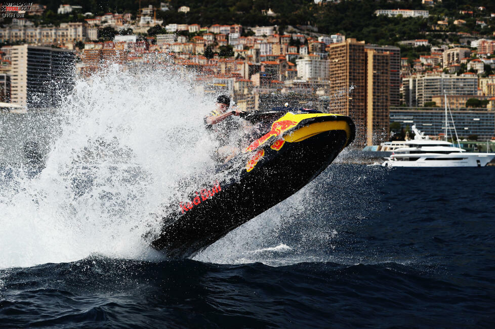 Max Verstappen bevorzugt den Jet-Ski. Dass die Dinger recht gefährlich sein können, davon konnte Ayrton Senna früher ein Liedchen singen. Ihm fügte ein Jet-Ski einst eine Narbe am Kopf zu.