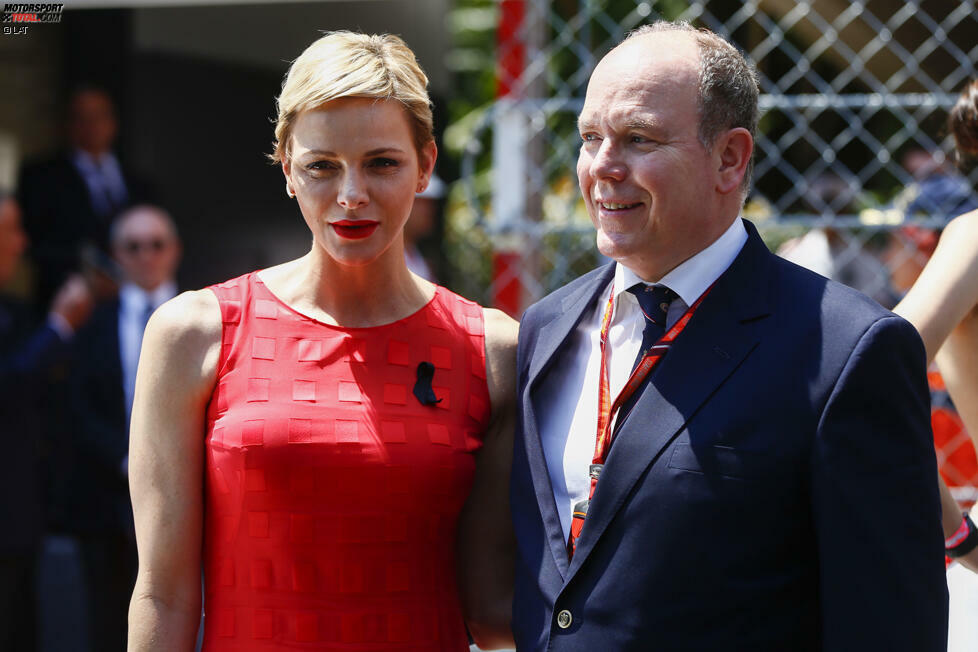 Fürst Albert mit seiner Ehefrau Charlene. Albert ist immer noch begeisterter Sportfan - und lässt es sich im Vorfeld des Rennens nicht nehmen, mit einer Promi-Auswahl gegen die Nazionale Piloti aufzulaufen, im Stadion von Monaco. Alles für den guten Zweck.