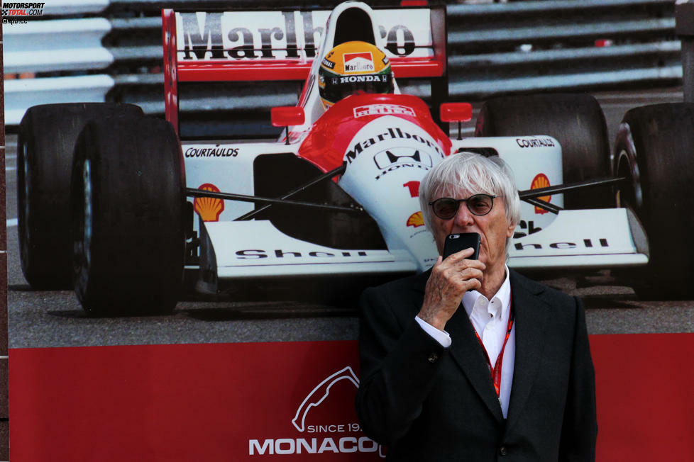 Bernie Ecclestone hat, wie dieses Foto beweist, tatsächlich ein Smartphone. Ob er das Konzept von Siri hundertprozentig verstanden hat, ist uns nicht klar. Aufgenommen bei einer Abendveranstaltung in Erinnerung an Ayrton Sennas ersten Monaco-Sieg 1987.