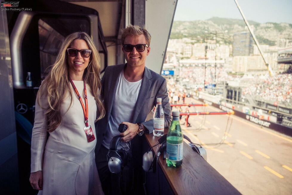 Nico und Vivian Rosberg werden übrigens auch demnächst Papa und Mama. Bereits zum zweiten Mal. In Monaco lässt sich der amtierende Weltmeister erstmals seit seinem Rücktritt bei der Formel 1 blicken. Und führt gleich die Podium-Interviews.