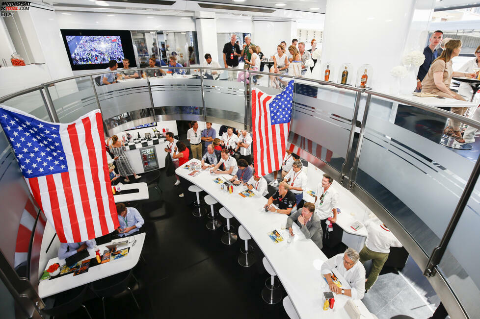 Der Abschluss des Monaco-Wochenendes 2017: In der McLaren-Hospitality schauen Jenson Button & Co., wie sich Fernando Alonso beim Indy 500 schlägt. Es gibt Mini-Burger und Cookies. Und immer wenn es etwas zu essen gibt, kommen auch dutzende Journalisten ...