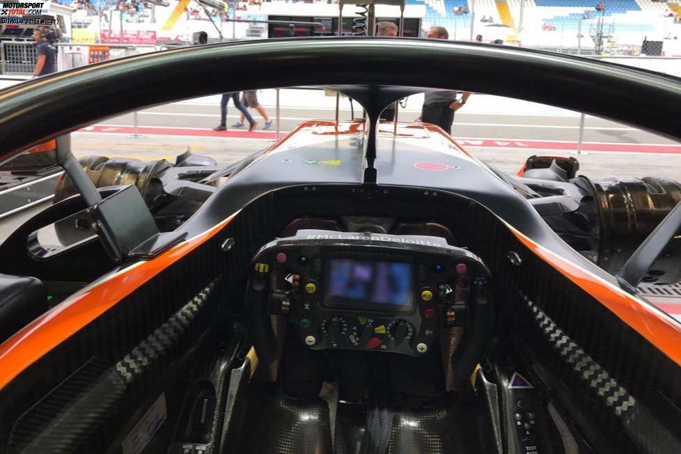 McLaren-Honda MCL32: Im Freitagstraining fährt der orangefarbene Renner mit dem Cockpit-Schutzsystem Halo. Der Pilot sitzt in einer perfekt angegossenen Sitzschale, das Hightech-Lenkrad ist mit mehr als 20 Schaltern und Knöpfen ausgestattet. Gewonnen hat dieses Auto noch nichts.