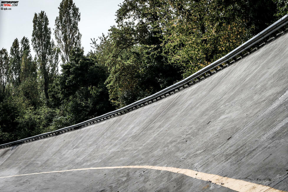 Die legendären Steilkurven sowieso. Was jüngere Semester schon gar nicht mehr wissen: Monza war immer Highspeed, aber früher mal ein richtiger Ovalkurs. Auf dem ist die Formel 1 zuletzt 1959 gefahren. Zumindest teilweise.