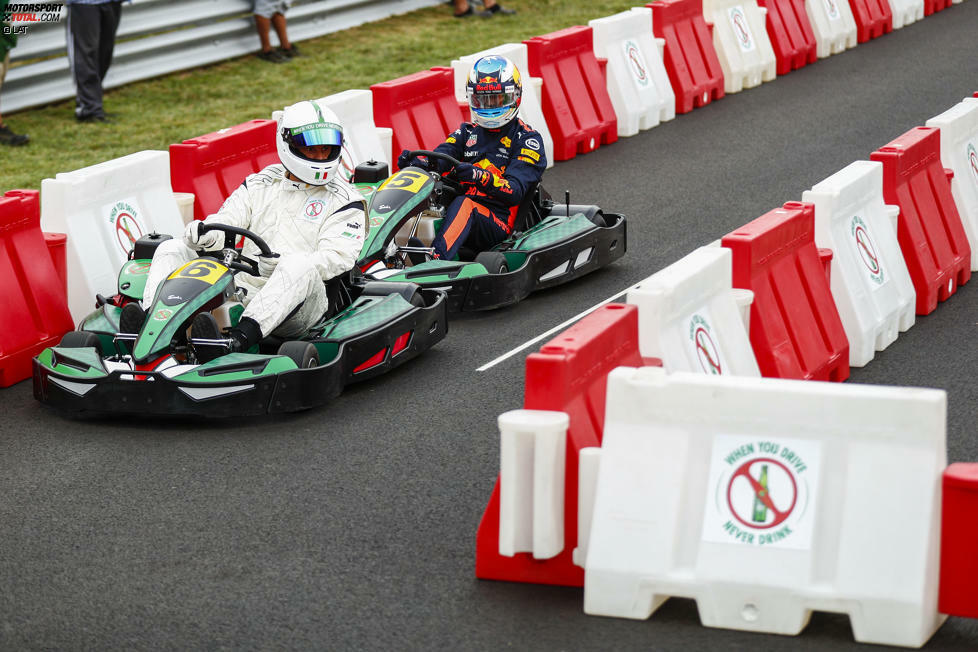 Monza bemüht sich auch abseits der Rennstrecke, die Fans zu unterhalten. Etwa mit einem Fan-Event in Mailand, oder auch mit einem Kartrennen einiger Formel-1-Stars im Autodromo Nazionale. Hier setzt gerade Daniel Ricciardo zur Attacke gegen Kicker Francesco Toldo an. Rennleiter: Charlie Whiting.