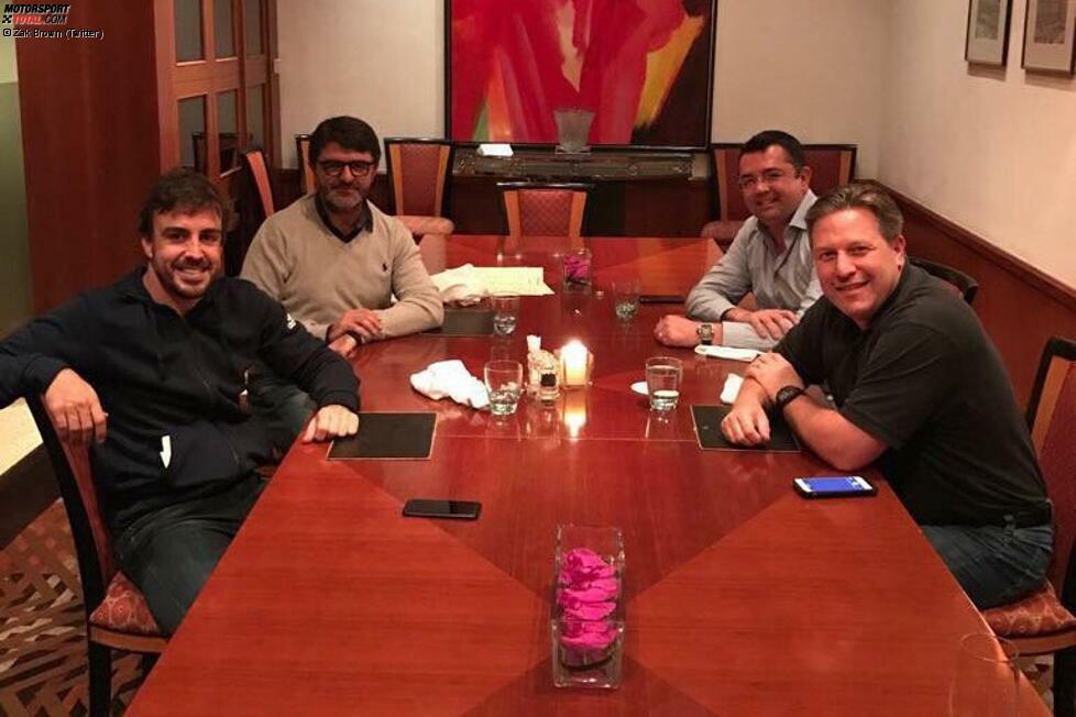 Da haben die Herren den Deal gemacht: Alonso, sein Manager Luis Garcia-Abad, Rennleiter Eric Boullier und Teamchef Zak Brown beim Abendessen am Freitag in Schanghai. Als Brown das Foto postete, ahnte noch keiner, dass am Ende das Indy 500 dabei herauskommen würde. Tags darauf war das schon besiegelt.