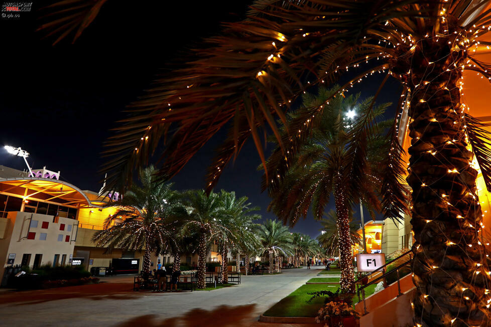 Der Paddock des Bahrain International Circuit ist wahrscheinlich der schönste im Formel-1-Zirkus: luxuriös, aber dennoch überschaubar. Mit den beleuchteten Palmen hat man das Gefühl, es wäre jeden Tag Weihnachten. Und das Vogelgezwitscher, das aus den Lautsprechern kommt, lässt einen meinen, man wäre in freier Natur.