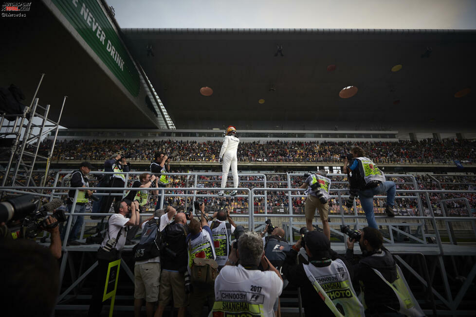 Lewis Hamilton versteht es, sich zu inszenieren. Kein anderer hat in China mehr Fans, und kein anderer lässt seine Fans so nahe ran. Zum Beispiel nach der Pole-Position, vor einer rappelvollen Haupttribüne in Schanghai. Eine Kulisse, von der so mancher europäische Veranstalter nur träumen kann.