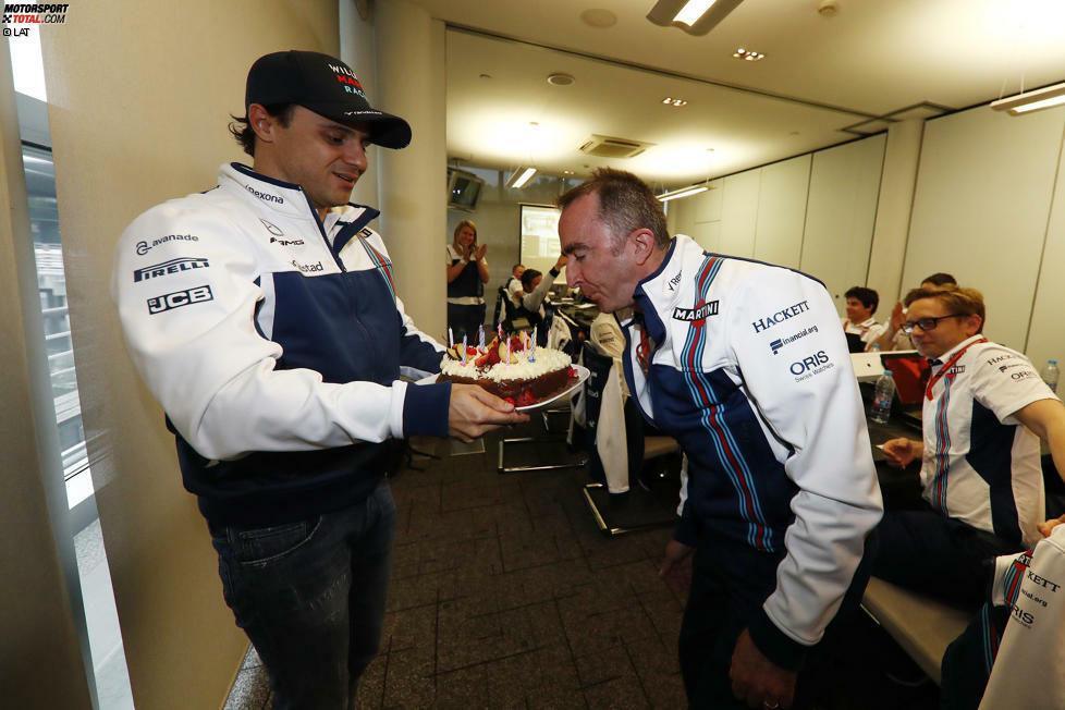 Drei Jahre älter ist Paddy Lowe, der neue Technische Direktor (und Aktionär) des Williams-Teams. Die Geburtstagstorte gibt's aus den Händen von Felipe Massa.