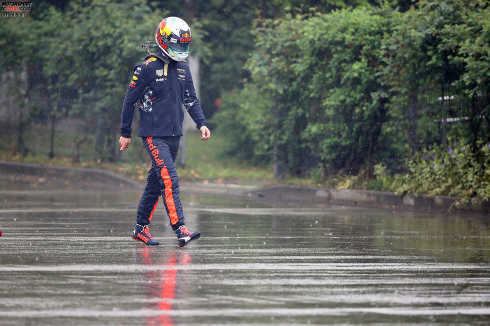 Kein Regenschirm zur Hand? Einfach Helm drauf lassen, denkt sich Daniel Ricciardo. Nach dem katastrophalen Wochenende, das er ausgerechnet beim Heimrennen erlebt hat, kann ihn in Schanghai nichts mehr aus der Ruhe bringen.
