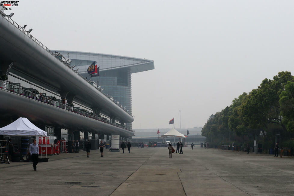 Kein Wunder: Der Paddock in Schanghai ist gigantisch groß. Keine Rede von kurzen Wegen.