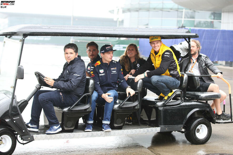 Also bilden sich Fahrgemeinschaften, um die Transportzeit von A nach B zu verkürzen. Hier teilen sich Max Verstappen und Nico Hülkenberg (jeweils samt Team-Medienbetreuer) ein 