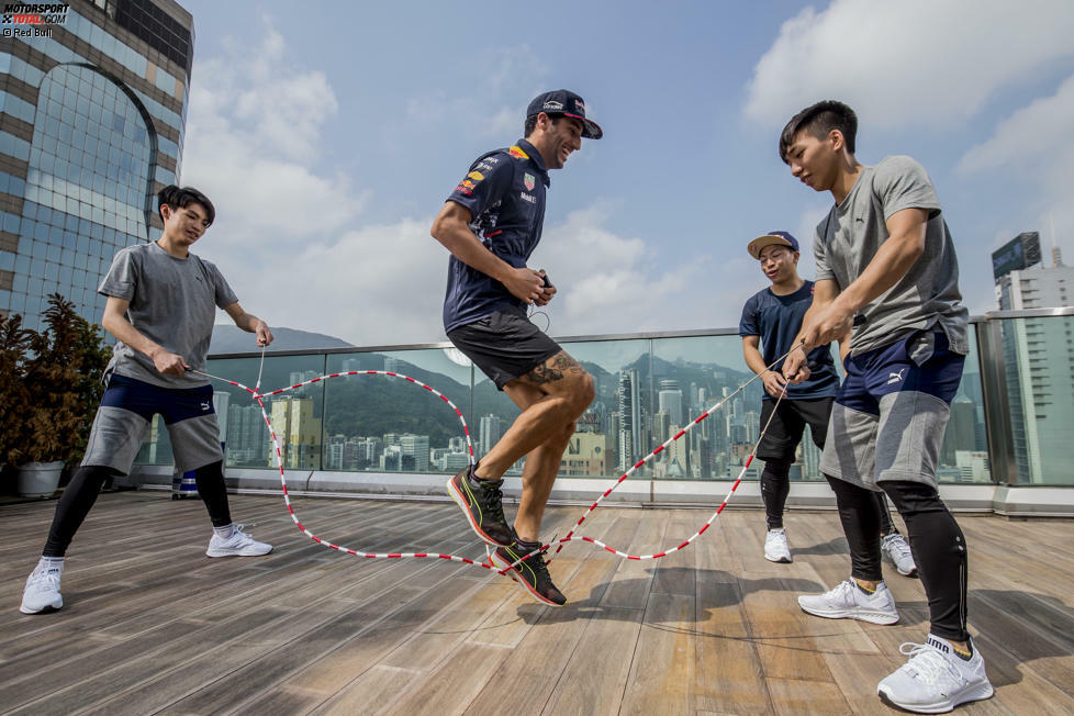 Seilspringen auf Hongkongs Dächern? Keine entspannte Angelegenheit, wenn ein Profi den Coach gibt. Daniel Ricciardo kommt bei den Belastungstests an seine Grenzen: 