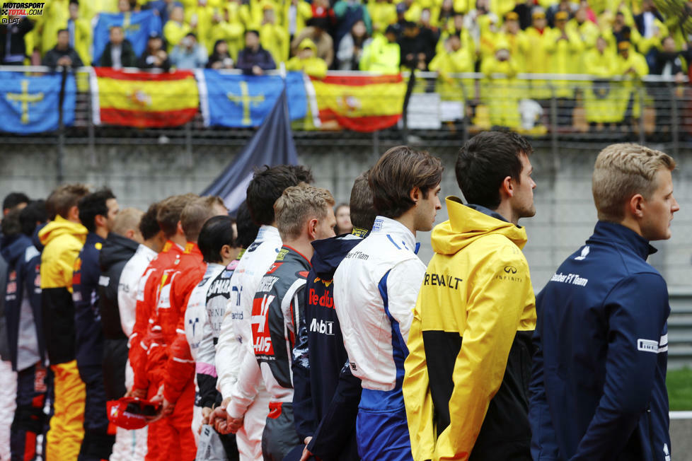 Zu lang gespielt? Ricciardo und Sergio Perez kommen jedenfalls zu spät zur chinesischen Hymne - und kassieren dafür eine Verwarnung seitens der FIA.