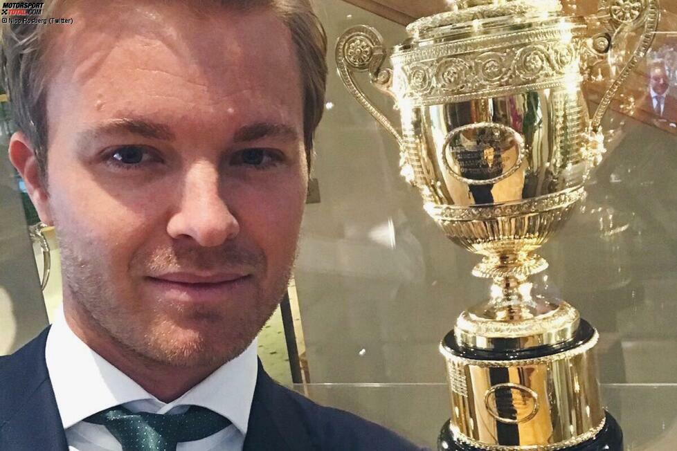 Ein Selfie mit dem Wimbledon-Pokal (der der BRDC-Trophy, die der Sieger in Silverstone zumindest für ein paar Minuten erhält, übrigens nicht unähnlich ist): Rosberg ist mit Boris Becker und Steffi Graf groß geworden. Next Stop nach dem wichtigsten Tennisturnier des Jahres: Silicon Valley.