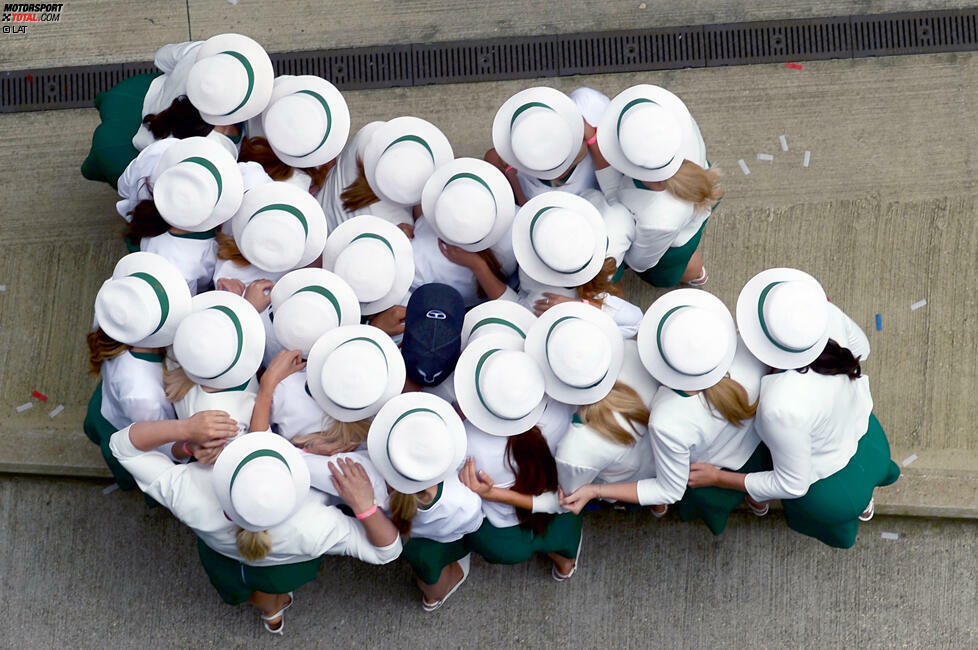 ... auch wenn ihm diese Menge wahrscheinlich noch lieber ist: umzingelt von Gridgirls!