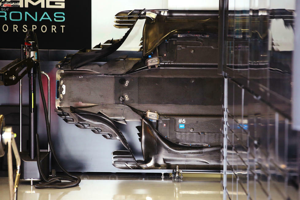 Ein seltener Blick, um den sich die Ingenieure der Konkurrenzteams reißen: So sieht der Unterboden des Mercedes F1 W08 EQ Power+ aus.