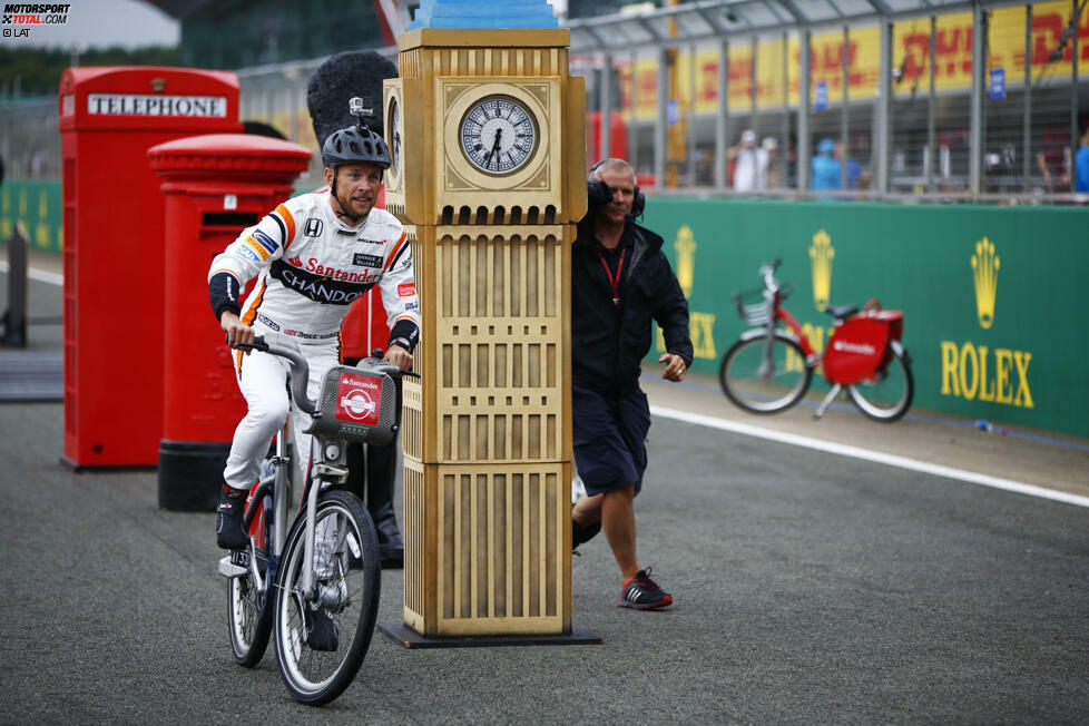 Ein alter Bekannter ist wieder da: Jenson Button, immer Publikumsliebling, aber nie Sieger in Silverstone, radelt für eine TV-Show um den Mini-Big-Ben. Und wundert sich: 