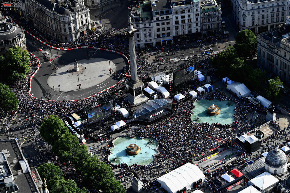 Die Woche fängt schon toll an, mit der Formel-1-Show auf dem Trafalgar Square in London. 100.000 Fans kommen laut offiziellen FOM-Angaben, 250.000 sind es laut anderen Quellen. Wie dem auch sei: Lewis Hamilton ist nicht dabei. Er macht lieber Party-Urlaub auf Mykonos. Als einziger Formel-1-Star.