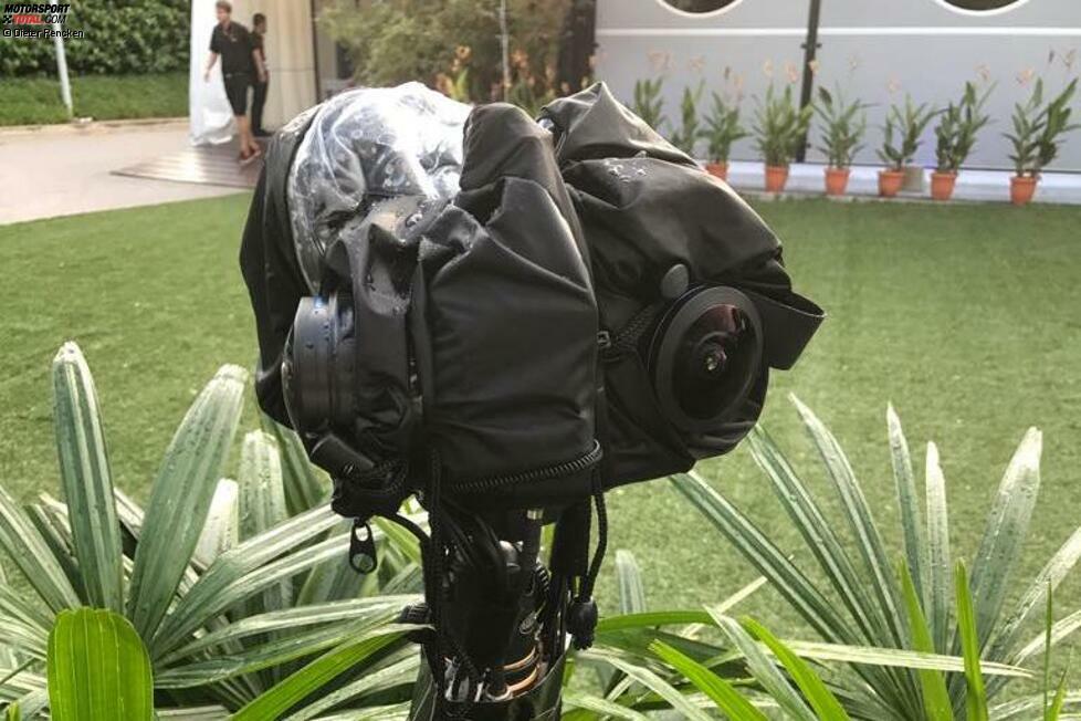 In Singapur wird 2017 der Grundstein für eine neue Ära der TV-Übertragungen gesetzt. Der Technologiepartner der Formel 1, Tata, testet erstmals zwei 360-Grad-Kameras, mit denen die Fans zu Hause künftig noch näher ans Geschehen rücken sollen. Eine von vielen spannenden Backstage-Geschichten ...