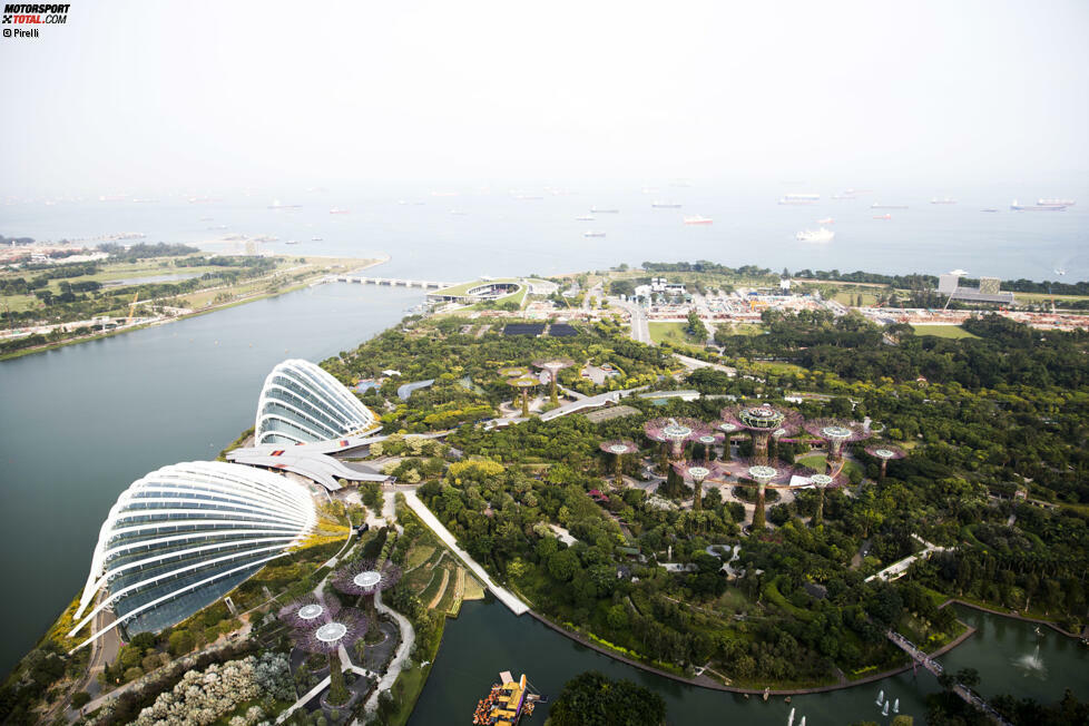 Singapur bei Nacht haben wir jetzt drei Tage lang zur Genüge gesehen. Singapur bei Tag ist nicht minder beeindruckend. Eingebettet ins tropische Grün befinden sich unzählige architektonische Highlights und historische Gebäude. Unbedingt eine Reise wert!